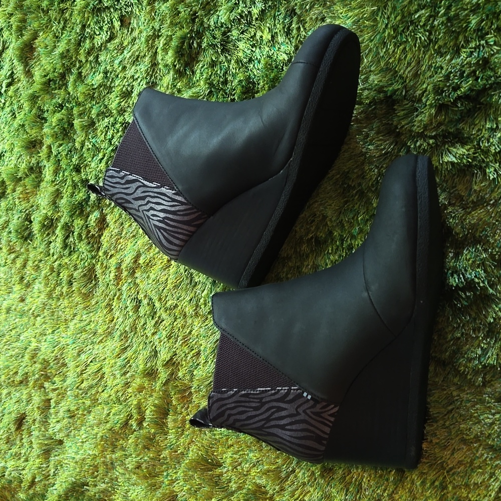 Tom's black booties